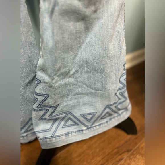 Wrangler bell bottoms with aztec stitching - Picture 2 of 9